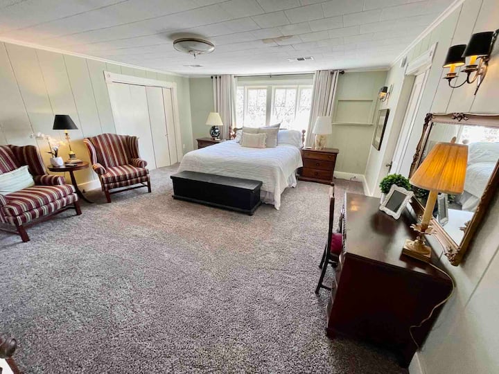 Ghorofa ya juu ya chumba cha kulala na kitanda cha mfalme, runinga janja, eneo la kukaa na dawati. Mapazia ya Blackout 