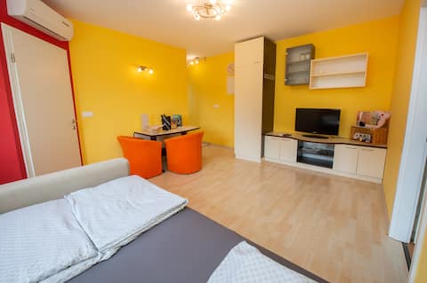 Colourful one bedroom apartment Golden Snail
