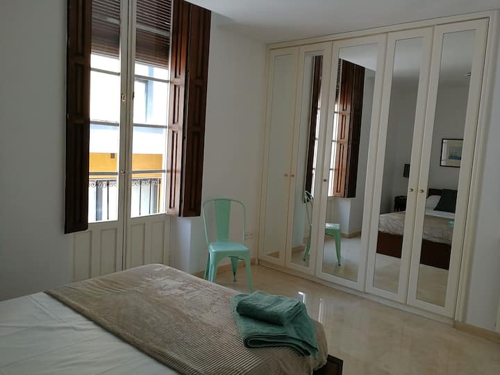 غرفة في الطابق السفلي. خزانة.