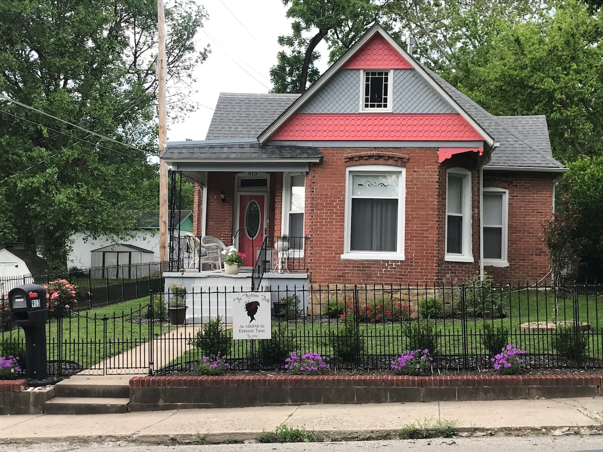 “The Atchison Belle” An Airbnb of Exquisite Taste! Houses for Rent in