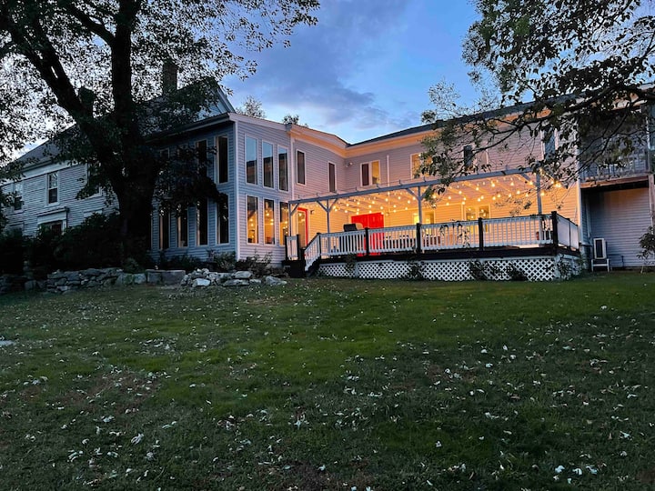Large Historic 7 Bedroom home with Pool & Hot Tub