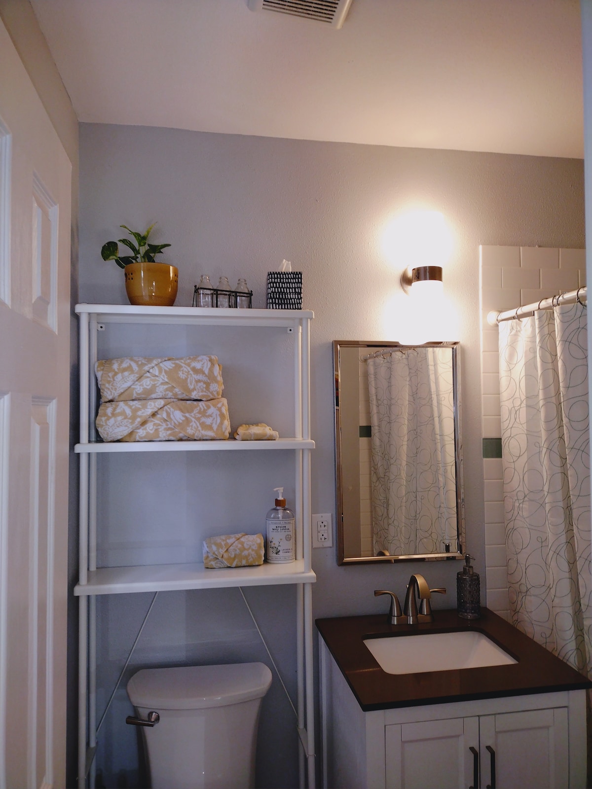 Modern and Cozy South Austin Studio