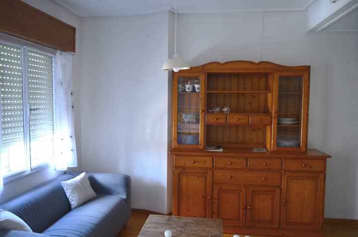 Otvorená kuchyňa s obývacou izbou vybavená panvicami, taniermi atď.