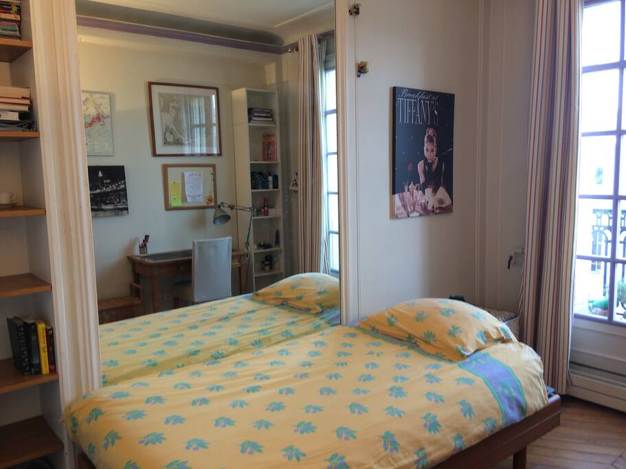 chambre avec bureau et rangements