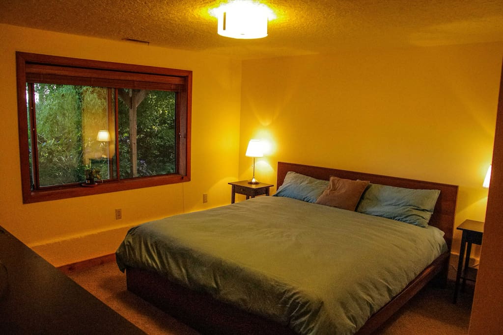 King bed in Apartment