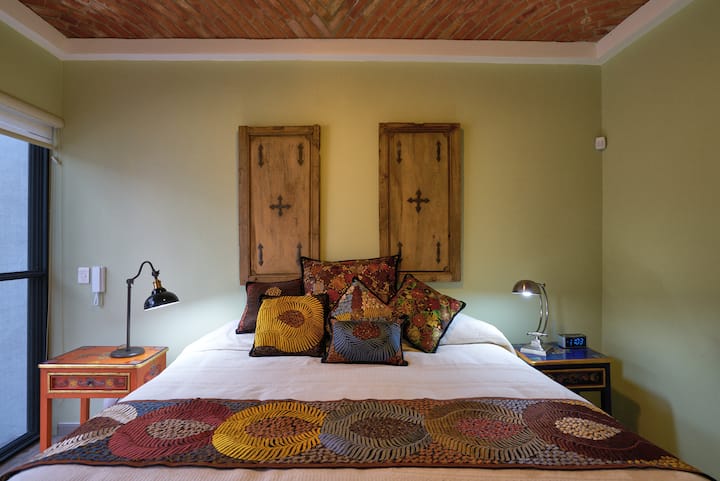 U spavaćoj sobi za goste na prvom katu nalazi se vrlo udoban bračni krevet s finom posteljinom za sva godišnja doba.