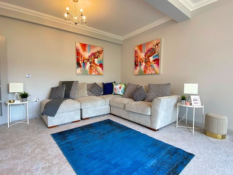 Beautiful 4 Bedroom house -5 min walk to the beach