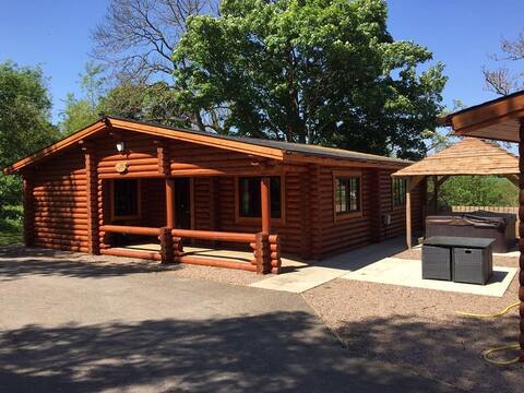 The Tyne Log Cabin with Hot Tub