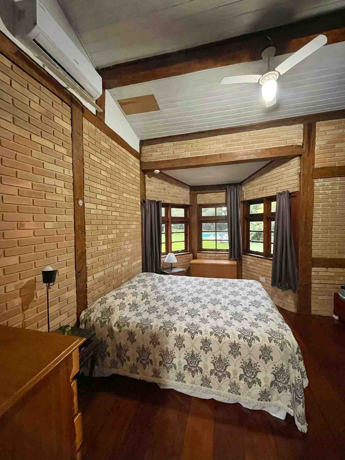 Апартман: брачен апартман, прозорци со завеси и масичка за кафе со фиока и ламба