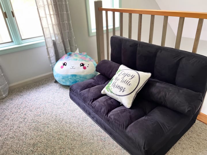 Divan i rehatshëm, mund të dalësh lehtësisht për të fjetur. 