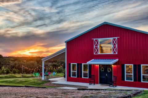 12 Armadillos Barndo: Sleeps 28! New Firepit Area!