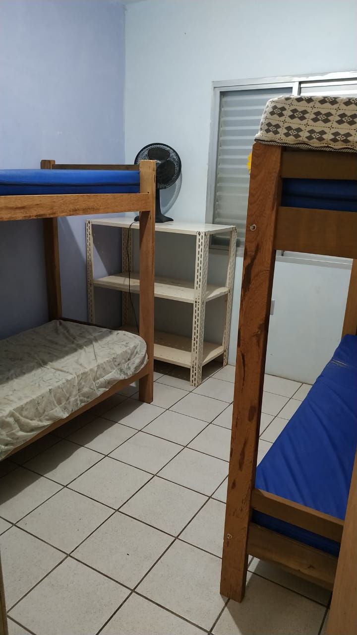 חדר שינה עם שתי מיטות קומתיים.