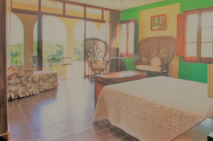 ห้องเตียงใหญ่พร้อมระเบียงและวิวสวยงาม