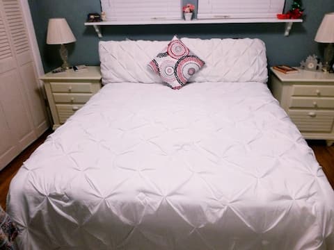 30 day min. Disneyland-3 miles Private room, queen