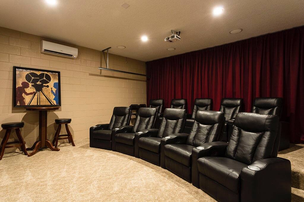 Incredible movie theater - HUGE screen - Movies/TV/Play Xbox with Kinect
