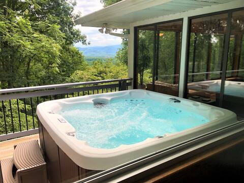 Stunning Mountain Views*Hot Tub*Sun Room*Porch