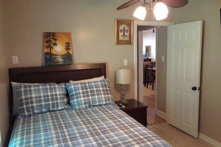 Chumba cha kulala #2 na kutembea katika chumbani, dirisha, na gorofa screen tv.