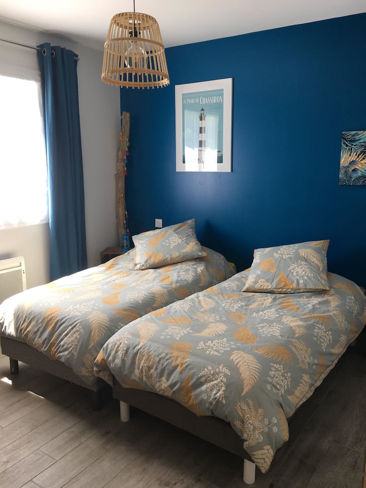Bedroom 2 
2 single beds 90/200 + duvet 140/200 + pillowcase 60/60
Closet