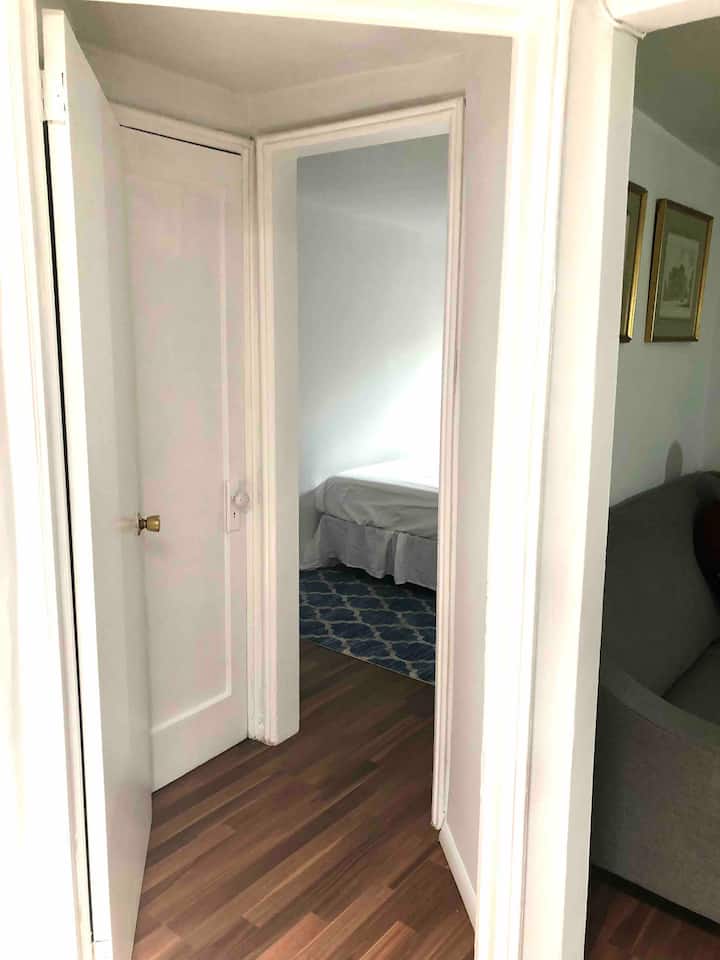 Entrada a la alcoba y armario privado al dormitorio con cama completa.