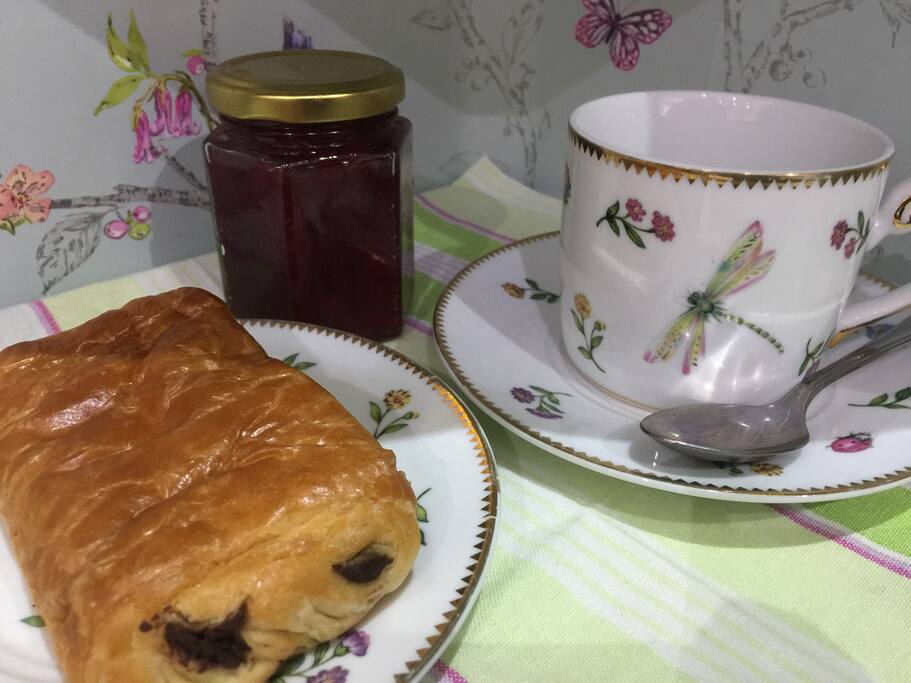 A delicious breakfast with lashings of hot buttered crumpets, tea and coffee