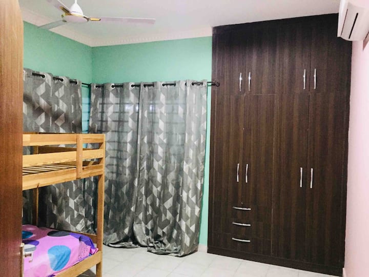 Chumba cha kulala cha watoto kilicho na kitanda cha ghorofa na kiyoyozi 