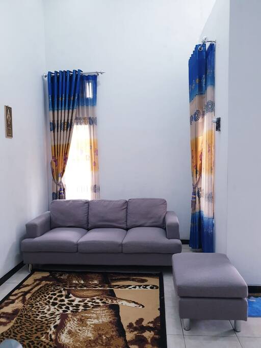 Ruang Tamu dengan Sofa Empuk