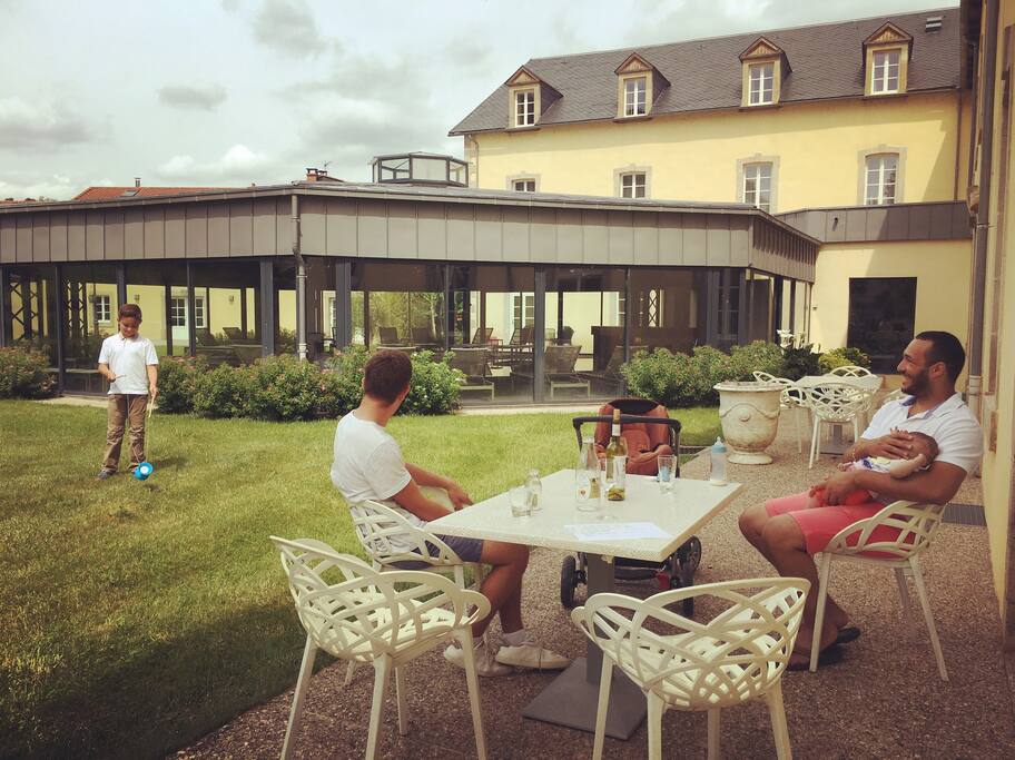 Le parc, ses terrasses & sa piscine couverte chauffée