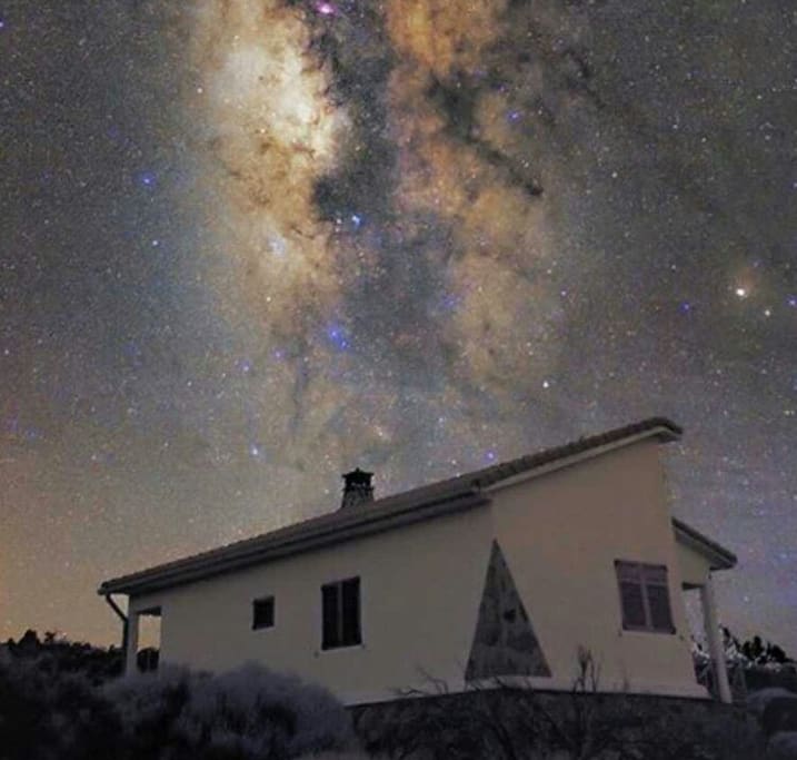 Via Láctea sobre la casa.