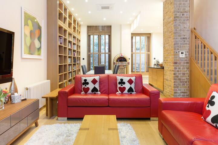 Magnificent Marylebone Mews House with Garden