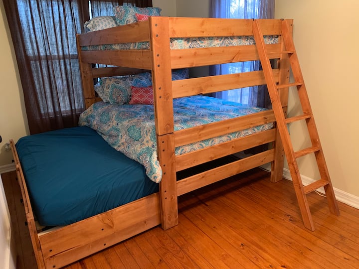 双层床房
楼上3号卧室有两张双人床和一个双脚轮。