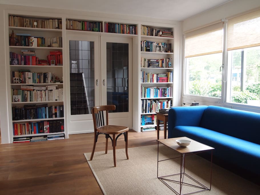 Mooie lichte en stijlvol ingerichte woonkamer met meerdere zithoeken/ Das schöne helle Wohnzimmer ist künstlerisch eingerichtet und hat mehrere Sitzgelegenheiten.