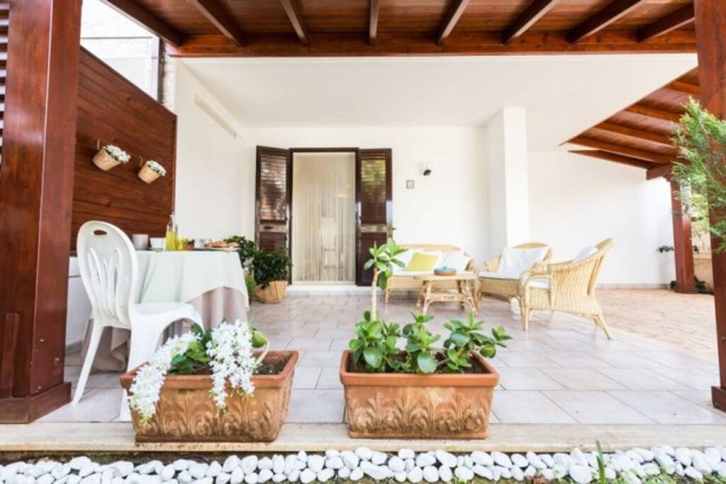 Veranda anteriore della villa