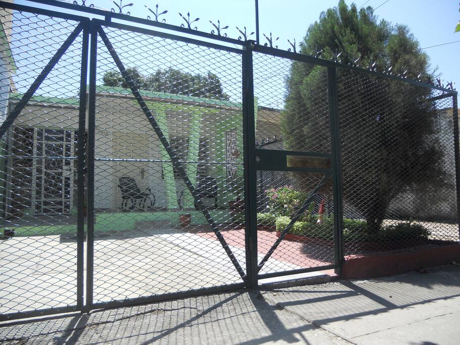 Entrata della casa con recinzione di sicurezza. Parcheggio gratis