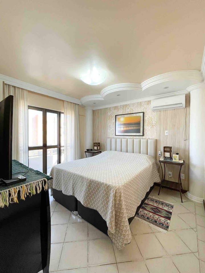 Hlavný apartmán s balkónom a výhľadom na more.