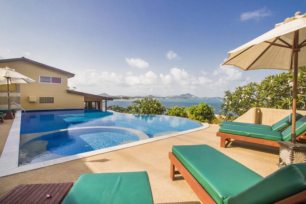 All our guests can use the shared seaview swimming pool.