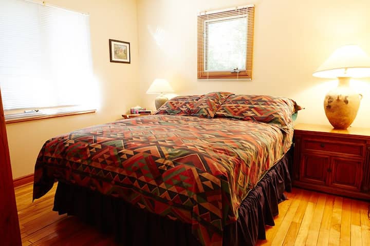 dormitorio principal: cama tamaño queen