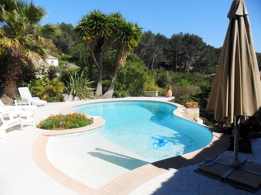 les abords de la piscine