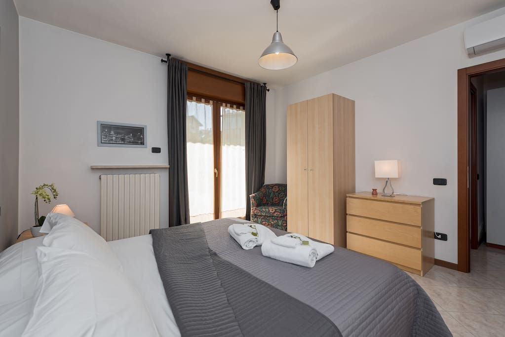 Camera doppia con letto matrimoniale o 2 letti singoli. - bedroom with queen-size bed or two single beds.