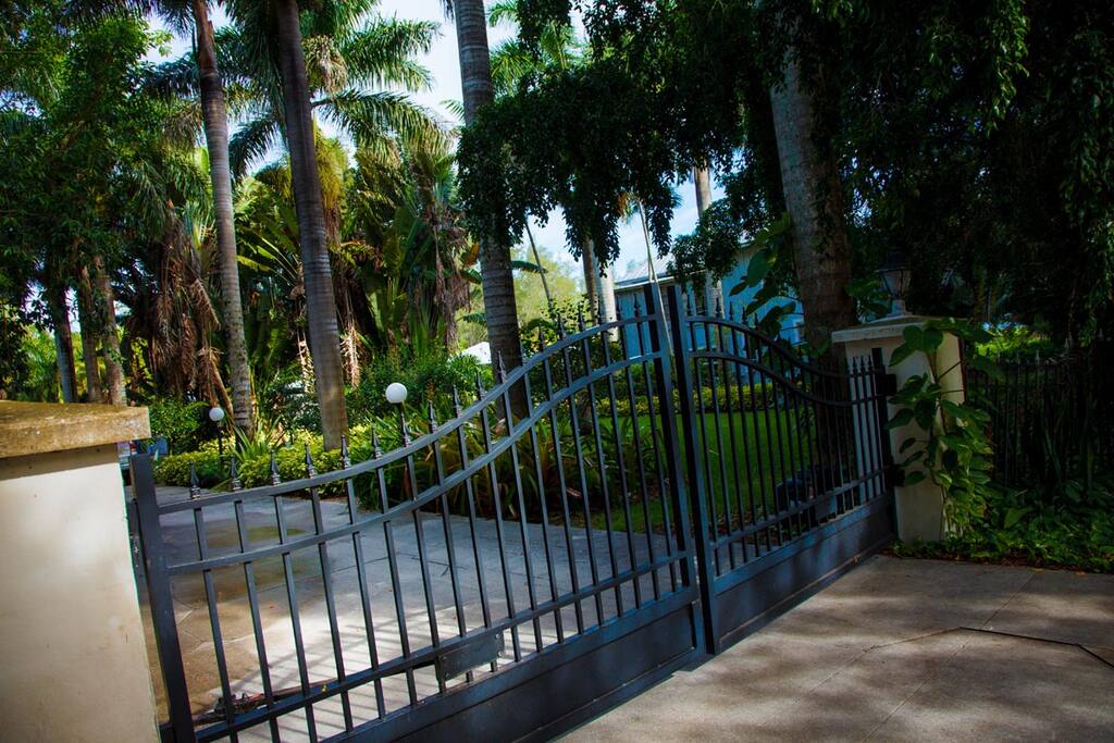 Gate