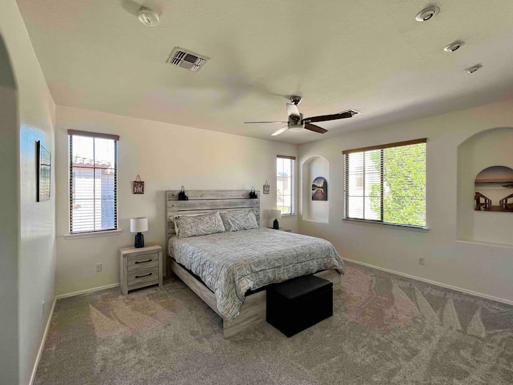 chumba cha kulala cha kifahari kinachojivunia kitanda cha ukubwa wa kifalme, televisheni ya fleti yenye urefu wa inchi 50, na bafu kuu la kifahari lenye sakafu za marumaru, beseni la kuogea lenye nafasi kubwa, bafu lenye glasi, sinki zake na kabati kubwa la kuingia