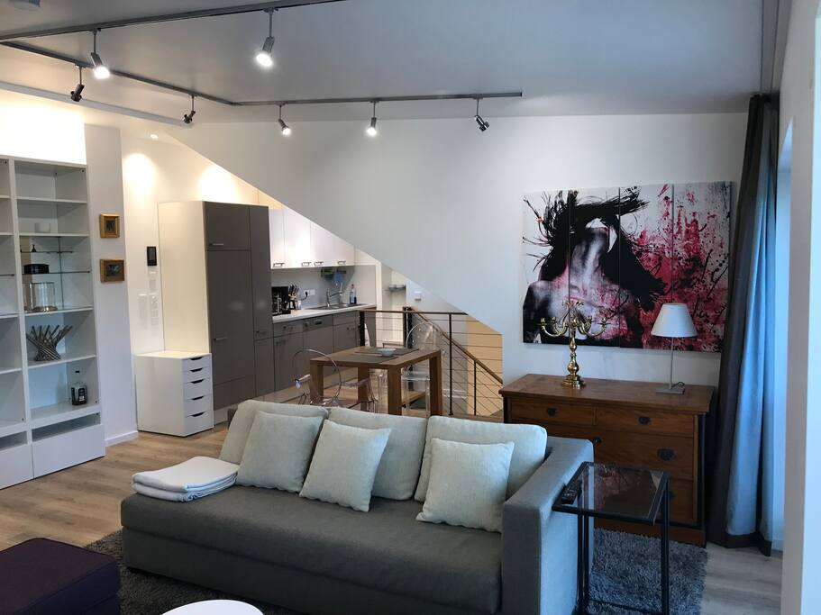 Wohnzimmer mit Blick zur offenen Küche