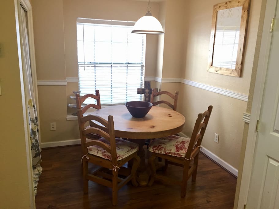 Breakfast/dining area