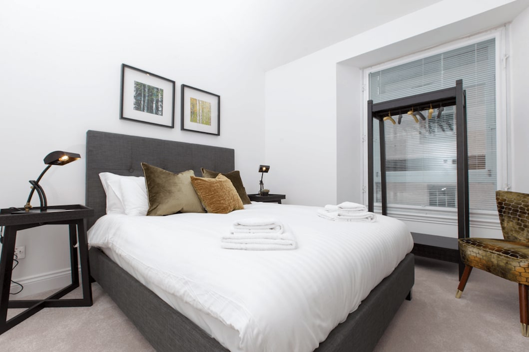 ห้องนอนเตียงใหญ่พร้อมห้องน้ำในตัว