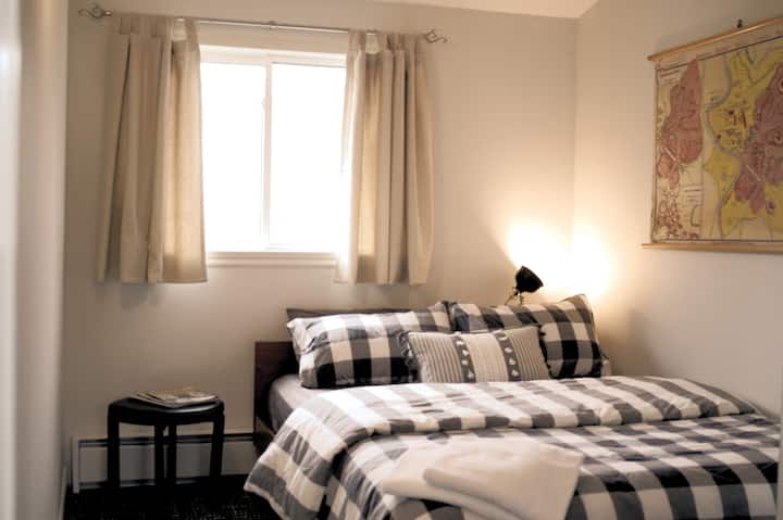 Guest Room #2 w/ Queen Bed