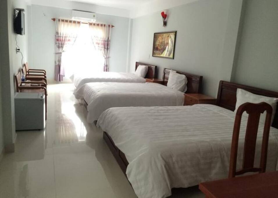 Deluxe room with 3 beds and pool view