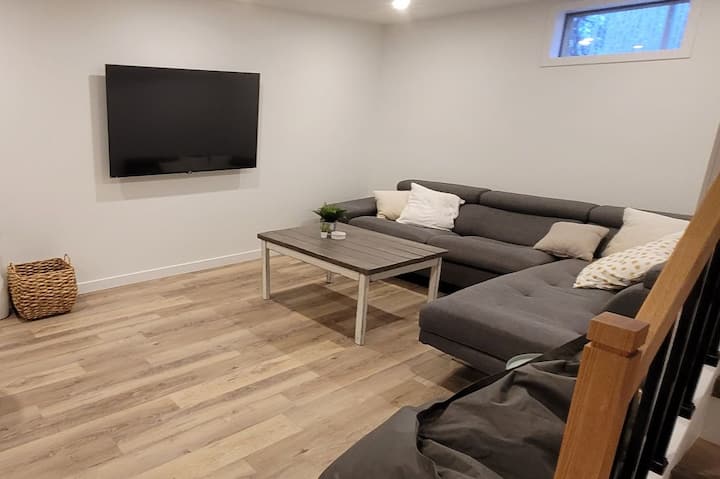 New 2 Bedroom Beside Bike Paths And By The College - レッド・ディア