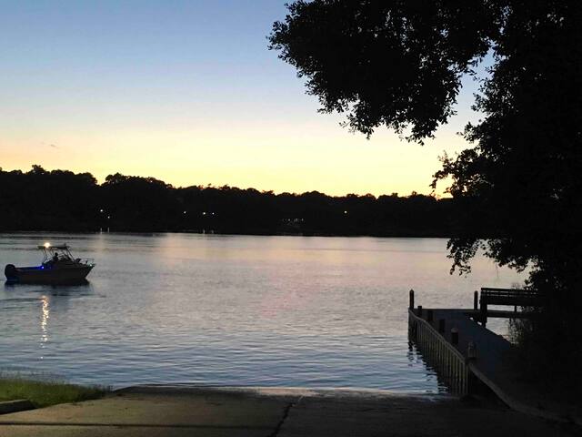 **Comfy Bayou Bungalow steps away from the water**