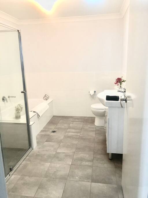 Guest private bathroom