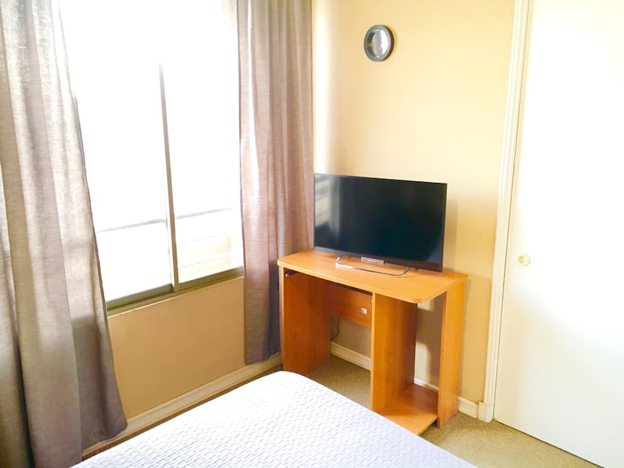Tv con cable en la habitación