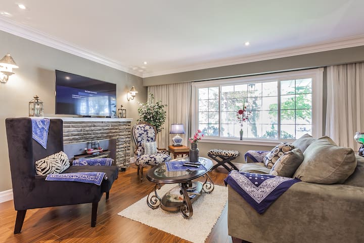 Newly cozy beauty house huge backyard-Oasis in GTA